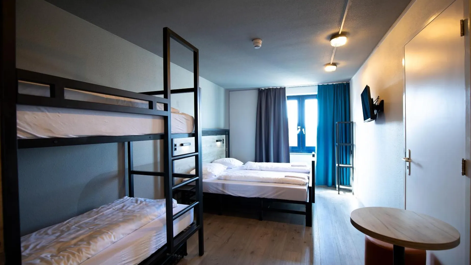 Отель A&O Rotterdam City