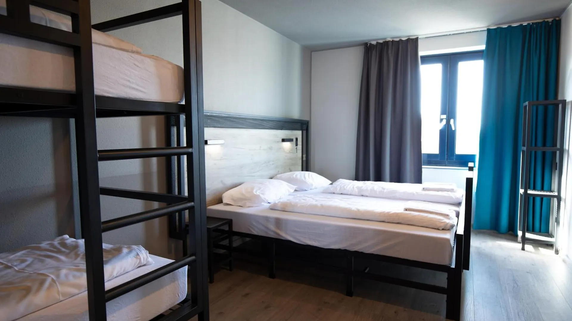 Отель A&O Rotterdam City